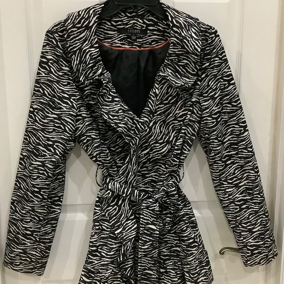 Sandro Studio  zebra print Jacket, ruffled collar and matching belt. Size L, - Picture 5 of 6